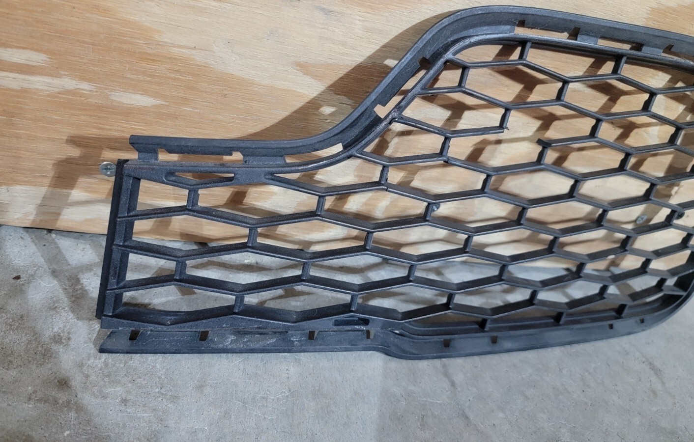2014 2015 2016 2017 Maserati Ghibli Front Inner Right Bumper Grille Insert OEM 