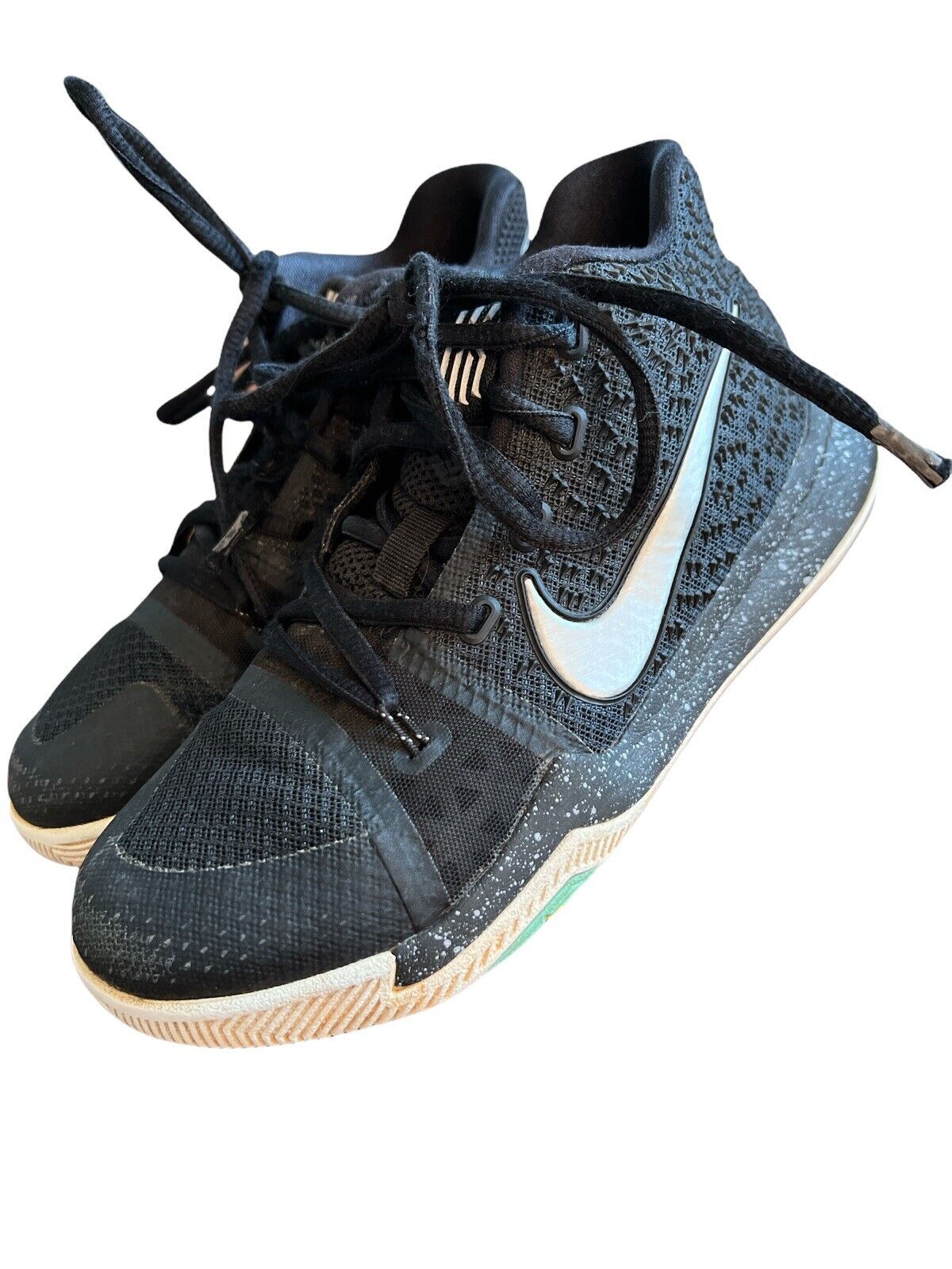 difícil convertible multa Nike Kyrie Irving Azurie Elizabeth SZ 2.5Y Basketball Kid Shoes Black  869985-018 | eBay