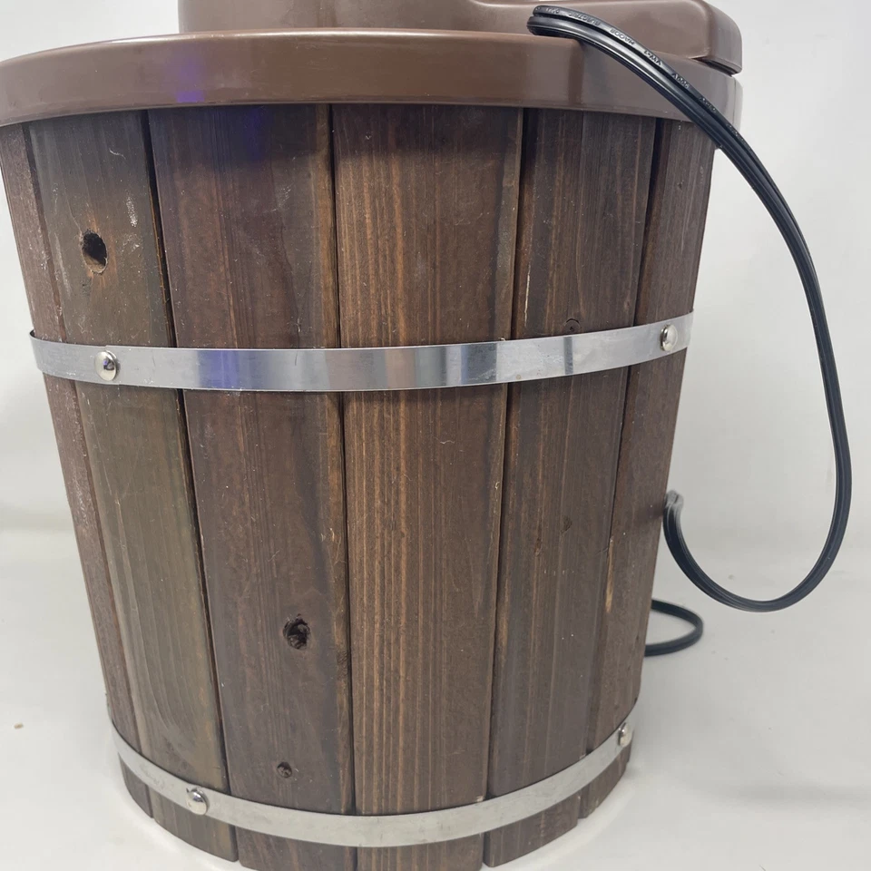 Máquina eléctrica para hacer helados Nostalgia 4 cuartos de galón madera y materiales plásticos  Foto 4 de 4