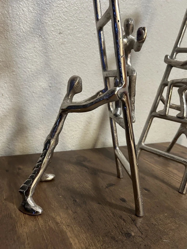 Estatua de escultura de aluminio plateada con escalera de metal moderna de dos plutos para 3 personas Foto 2 de 4