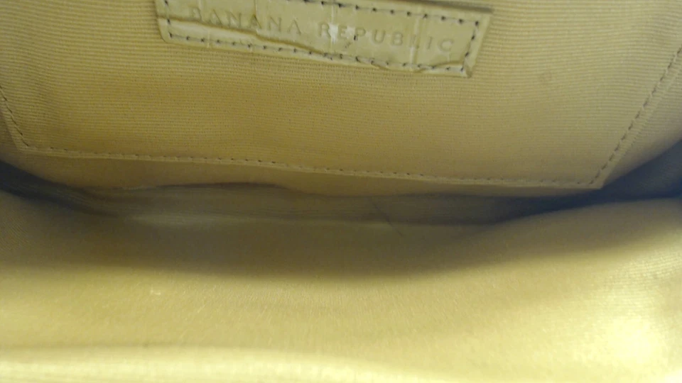 Cartera sin asas Banana Republic amarillo mostaza cocodrilo en relieve con espejo Foto 4 de 4