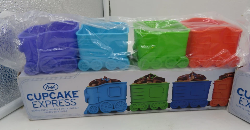 Set of 2 FRED Cupcake Express Silicone Train Cupcake Molds Foto 2 de 4