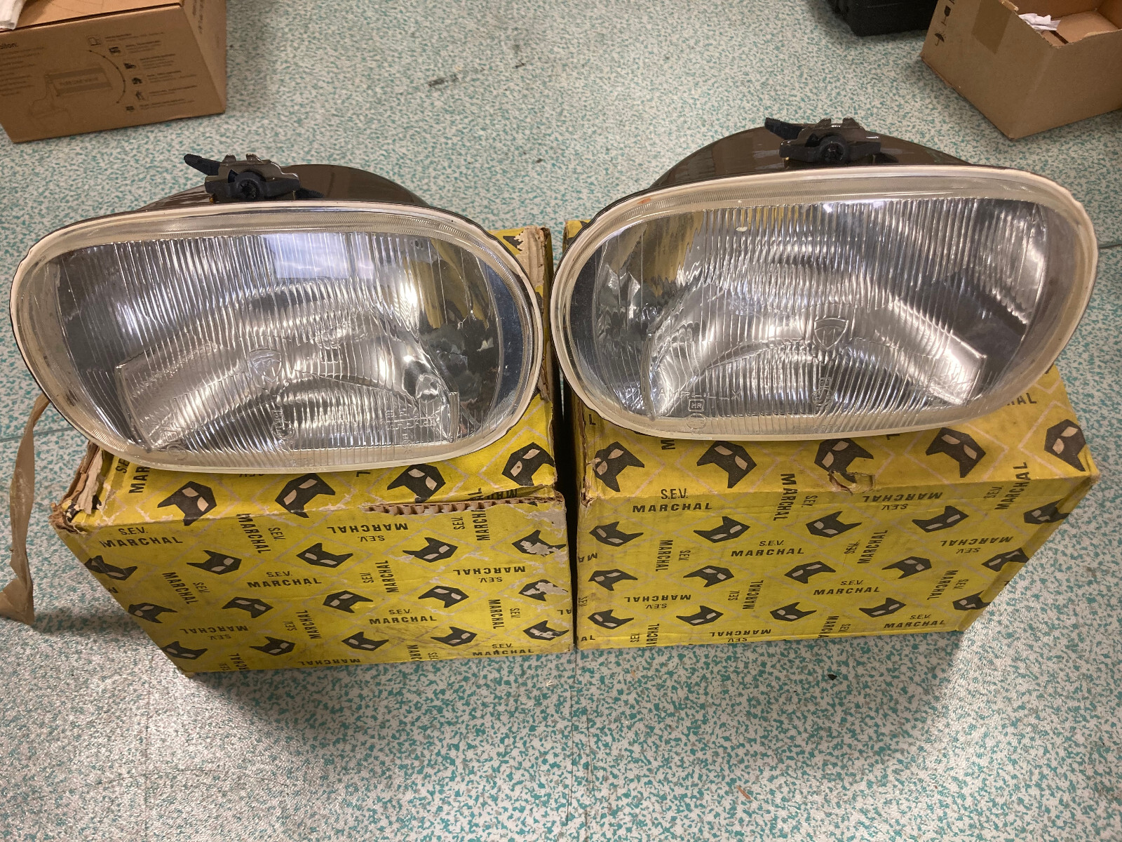 Phares Marchal Amplilux Peugeot 204 pour réparer l'éclairage faible de votre ancienne