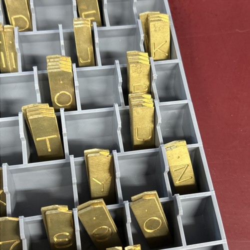 Neu Hermes 1-zeilig EXTENDED BLOCK Full Set Messing Gravur Schrift 1-1/4" 35-303 - Bild 6 von 9