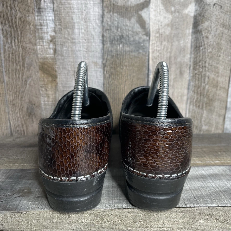 Женские профессиональные сабо Koi By Sanita коричневые лакированная кожа со змеиным принтом размер 39 - Изображение 4 из 4