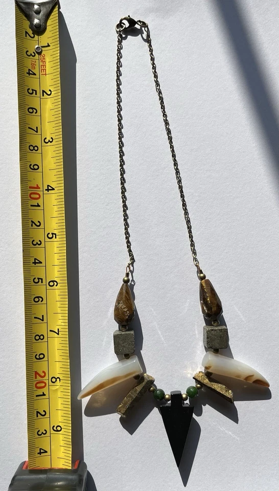 Collar bohemio de latón - punta de flecha de ónix, cuernos de ágata, cuentas de pirita y jade Foto 3 de 3