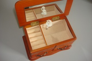 klassische Vintage Holz Schmuckschatulle mit integrierter Spieluhr & Ballerina