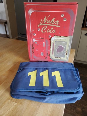 Fallout 4 Limited Edition 2015 Loot Crate Nuka-Cola Machine-Box & Messenger Bag