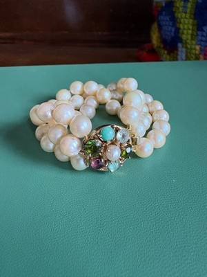 Dreisträngiges Perlenarmband mit buntem Goldverschluss