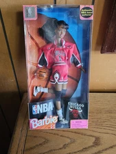 VINTAGE 1998 MATTEL NBA AFRICAN AMERICAN BARBIE DOLL CHICAGO BULLS # 20693