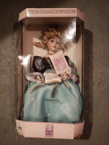 CINDERELLA PORCELAIN DOLL 15" GLASS SLIPPER COLLECTIBLE MEMORIES