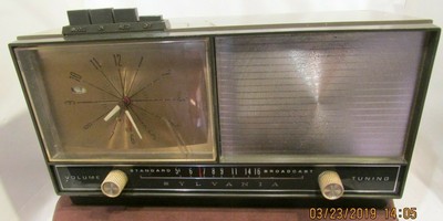 Sylvania Vintage Mid Century Vacuum Tube Am Radio Alarm Clock