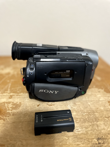 Sony Handycam Vision CCD-TRV72 Black 3.5" LCD Hi-8 Video Camcorder - (For Parts)