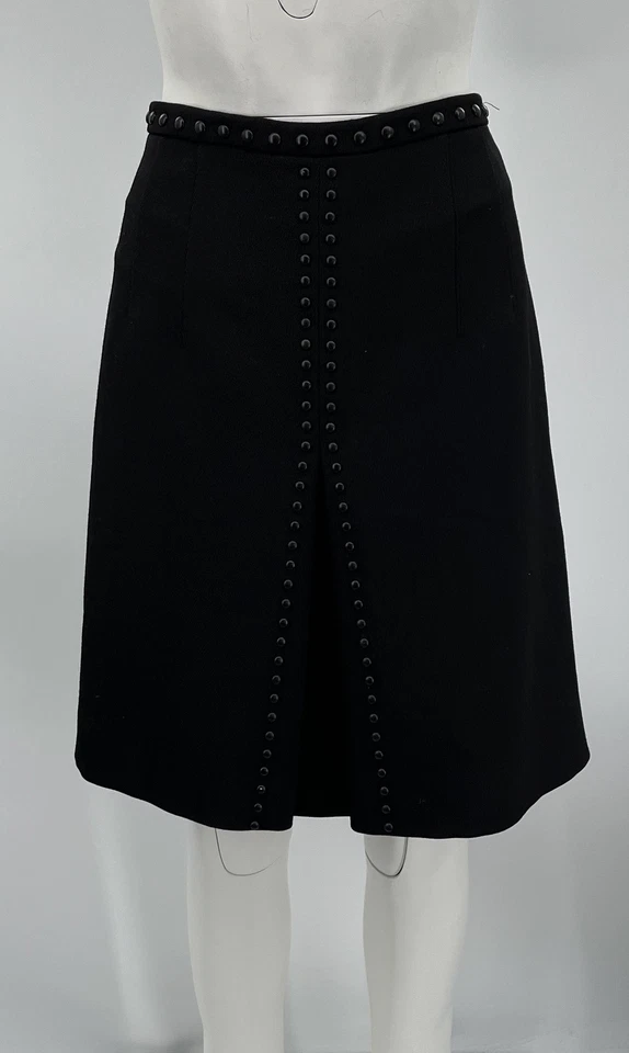 Falda lápiz tejida de lana negra Akris Punto con ribete negro tachonado talla 10