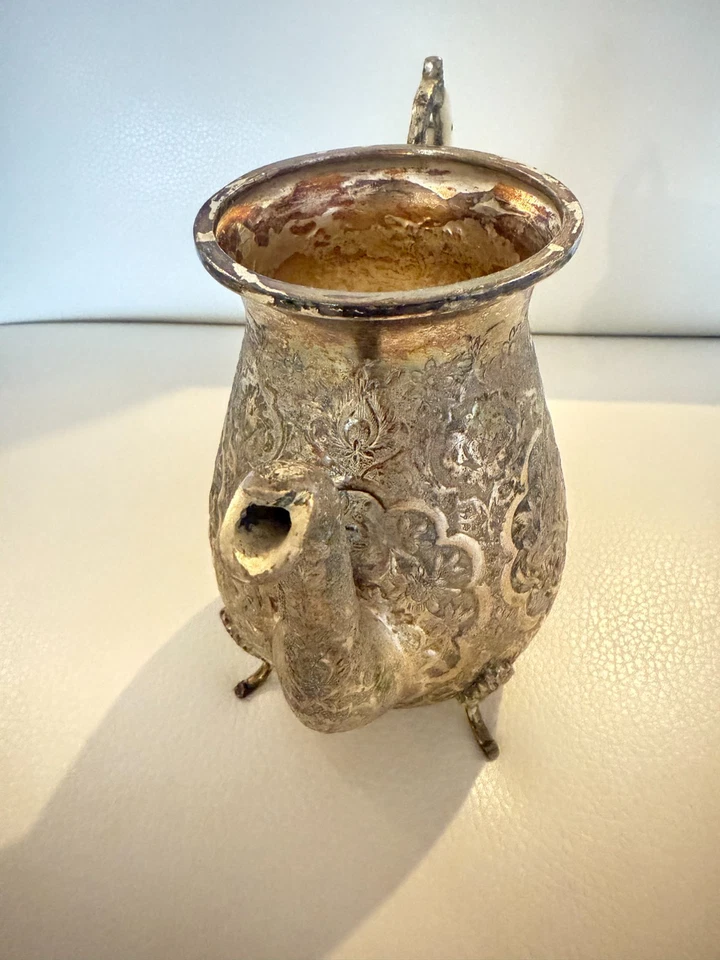 ANTIGUA TETERA PLATEADA CAFETERA ORNAMENTADA DISEÑO FLORAL BASE CON PATAS Foto 4 de 4