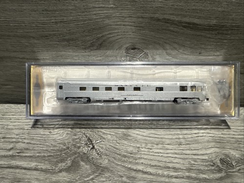 Bachmann Spur N 14511 85 Stromlinien geriffelter Aussichtswagen beleuchtet Santa Fe | Condition: New