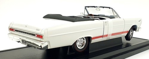 Road Signature 1/18 Scale Diecast 92627 - 1966 Mercury Cyclone GT - White - Picture 2 of 5