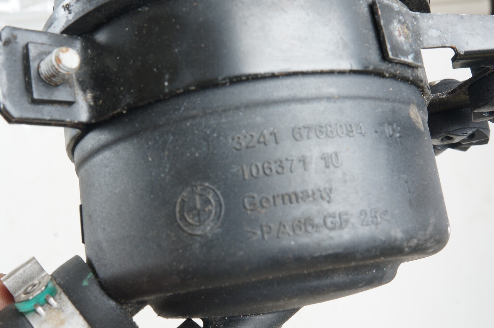 0 813 BMW E81 E82 E87 E88 E92 E93 POWER STEERING FLUID RESERVOIR