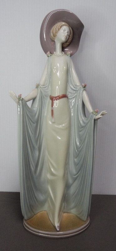 Lladro "AFTERNOON TEA"  14 1/4" Tall NO BOX