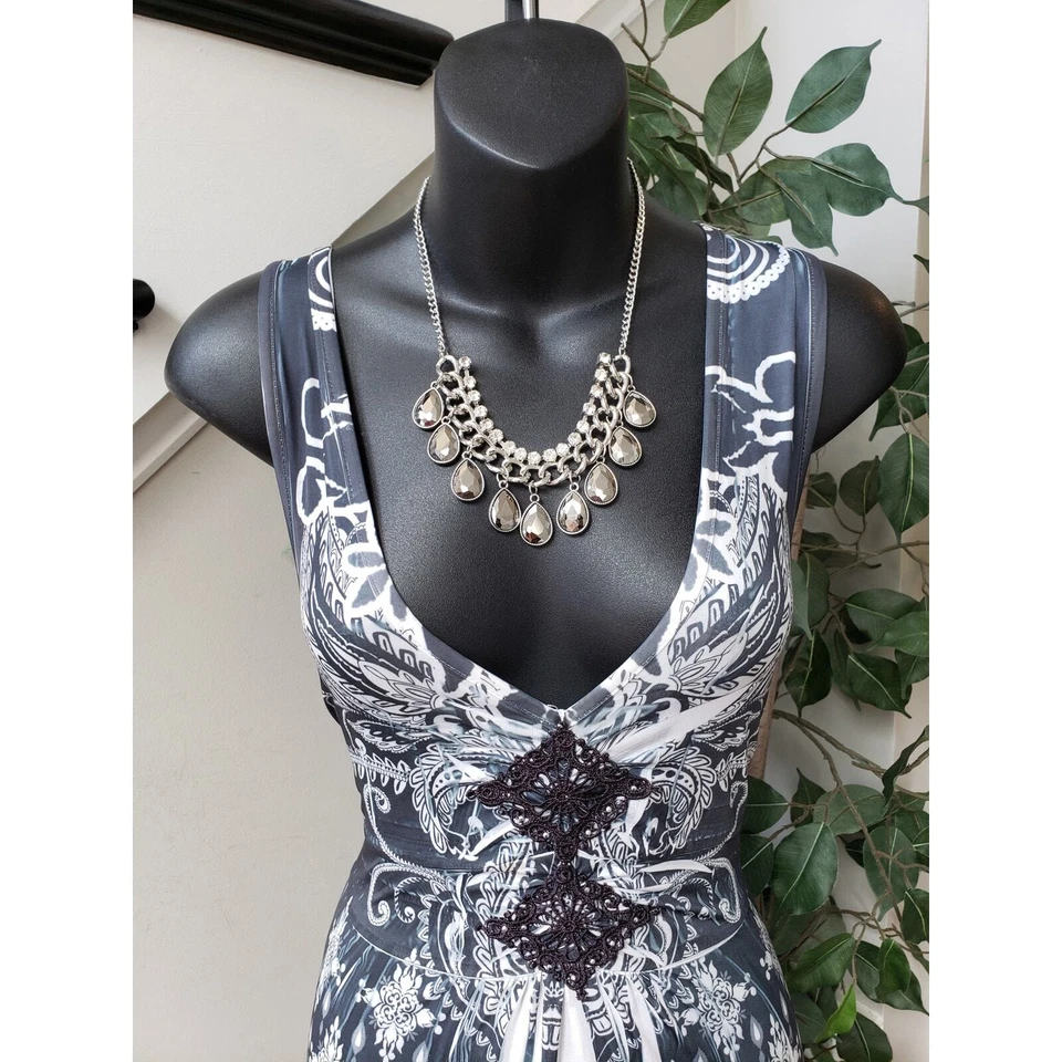 Maxi Vestido Largo Unity Para Mujer Talla XL Blanco y Negro Volantes Cuello Redondo Sin Mangas Foto 2 de 4