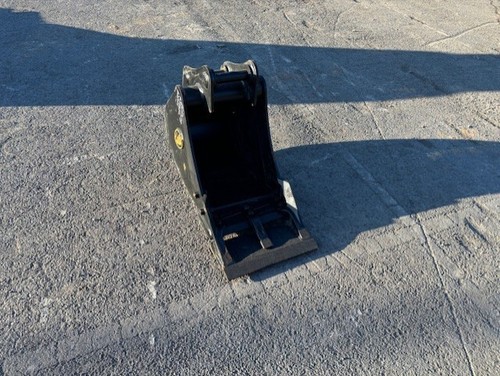 450mm Digging Bucket 45mm Pins - Unused - Price £375.00 + VAT @ 20% B779 - Picture 1 of 7