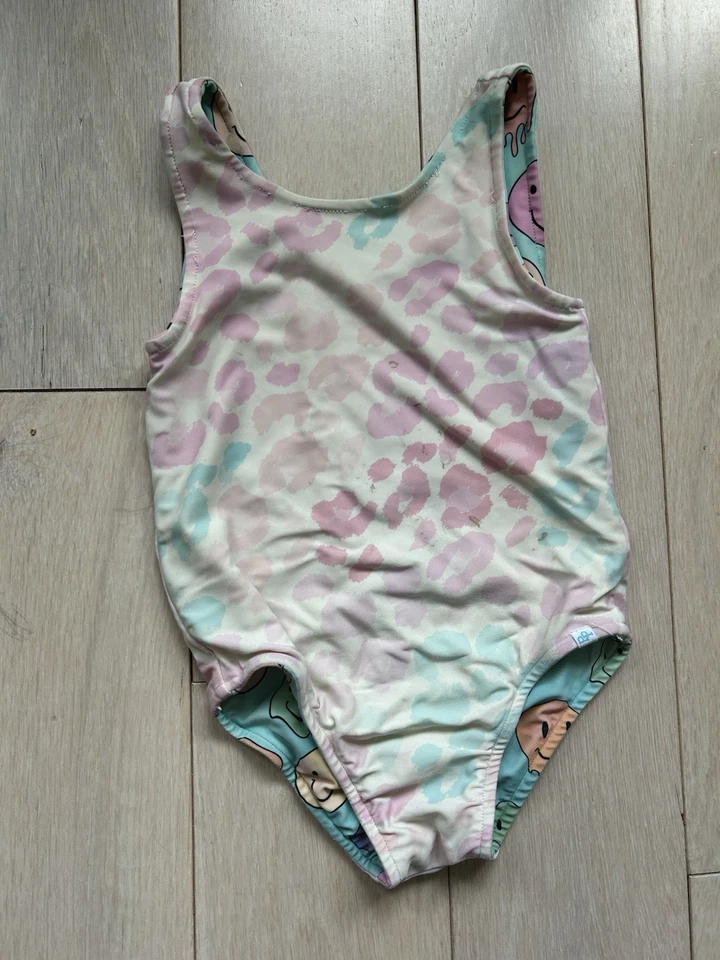 Traje de baño Posh Peanut reversible estampado de leopardo y cara sonriente Foto 2 de 4