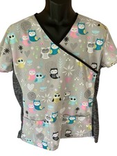 Green Town Scrub Top Women's Medium Gray Multicolor Owls Flowers V-Neck