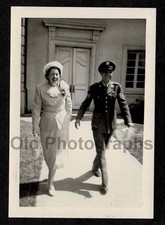 WW2 ERA SOLDIER DRESS UNIFORM WOMAN WALKING SIDEWALK OLD/VINTAGE PHOTO- J686
