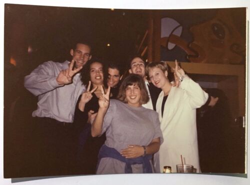 PHOTO vintage années 1990 mixte groupe d'amis donnant la paix signes de main - Photo 1/1