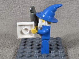 Lego 6020 Castle Dragon Knights Majisto Wizard  Minifigure, Scroll and Parrot
