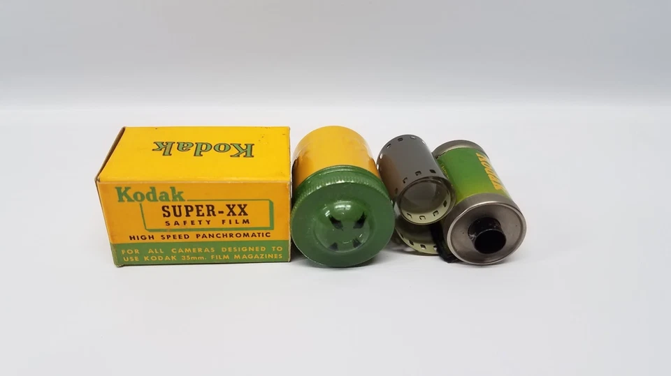Filme Kodak Super XX 35 mm usado expirado, tampa verde vasilha, caixa vintage década de 1950 - Imagem 4 de 4