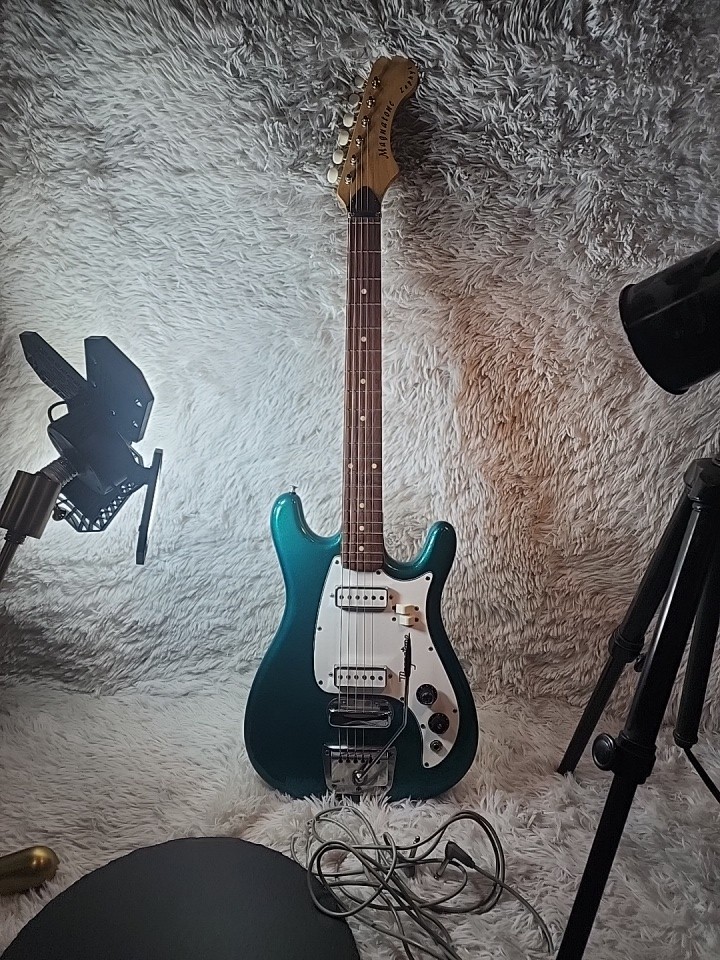 magnatone guitar Starstream X-5 Zephyr 1960s metallic blue green finish