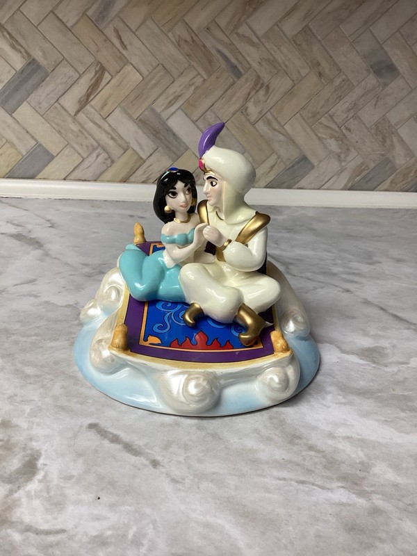 1992 Schmid Disney Aladdin Jasmine Carpet A Whole New World Music Box