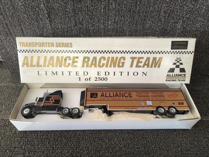 1:64th Scale Robert Presley Diecast Semi By Alliance
