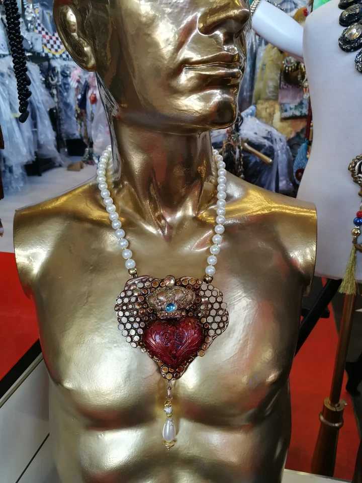 Joyería de Amor Abstracto Corazón Amuleto Colgante Brutalista Collar Nido de Abeja Corona Babero Foto 3 de 4