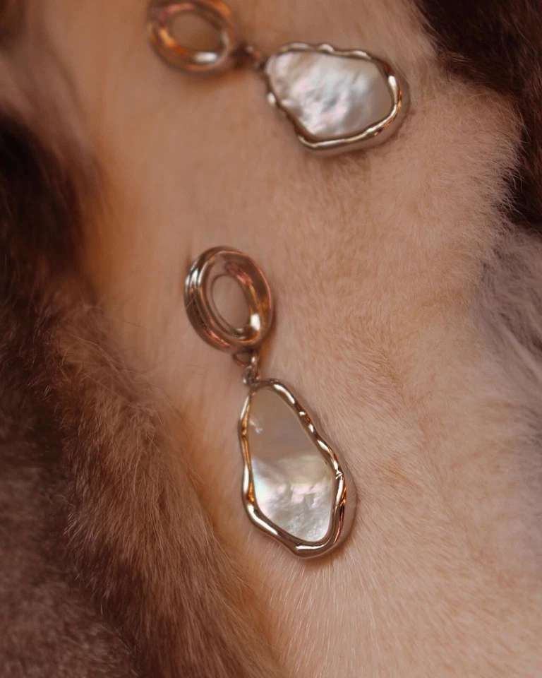 Aretes colgantes de madreperla ovalados chapados en oro, regalo de Pascua, Birthda Foto 3 de 4