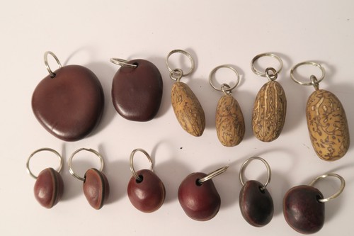 12 Schlüsselanhänger Nüsse Samen Togo GZ02 Juju Aicho Raffia Sortimentsauflösung - 第 1/4 張圖片