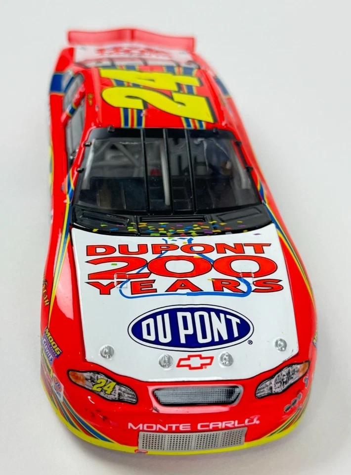 Carro colecionável fundido Jeff Gordon 24 DuPont 200 anos 2002 ação 1:24 NASCAR - Imagem 2 de 4