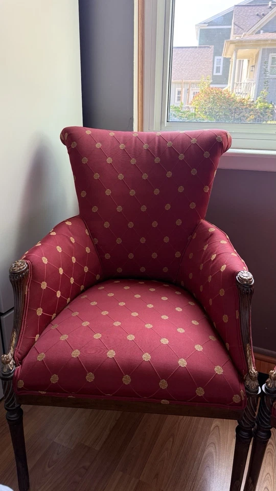 🪑 Par de elegantes sillas vintage rojas y doradas - Casa Stradivari, Brooklyn NY Foto 2 de 4