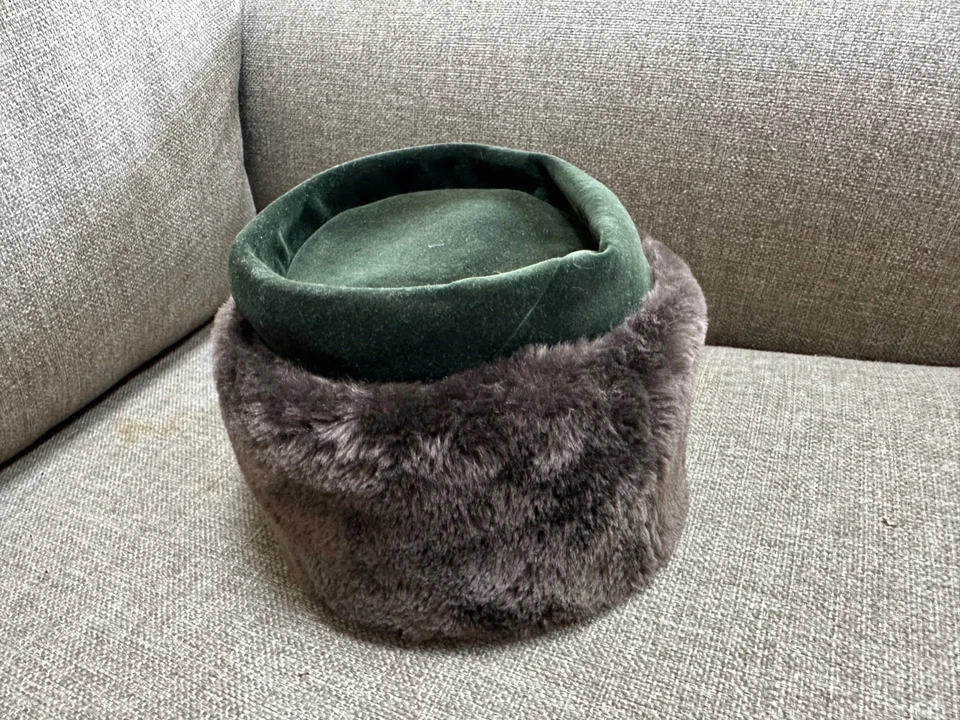 Vintage 1950's Green Velvet and Faux Fur Fascinator Pillbox Hat, Small - Image 3 of 4