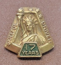 VINTAGE UPS UNITED PARCEL SERVICE EMPLOYEE BADGE 17 YEAR DRIVER SERVICE PIN