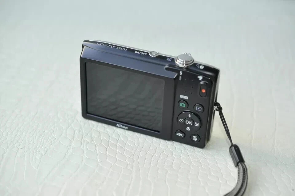 Nikon CoolPix S2600 14.0Mp Digital Compact Camera SILVER + SD Card