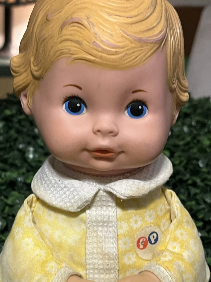 Винтажная кукла FISH PRICE 1970-е МЕДОВАЯ NO208 НА КОЛЕНЯХ 12 дюймов ЖЕЛТАЯ С ЦВЕТОЧНЫМ РИСУНКОМ - Изображение 3 из 4