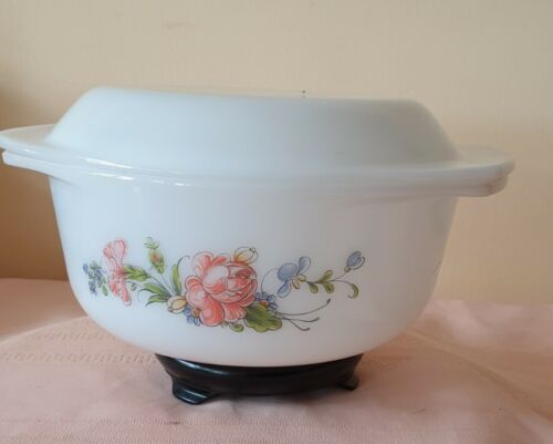 Arcopal French milk glass casserole dish with lid  Rare pink flower design 70s - Afbeelding 1 van 4