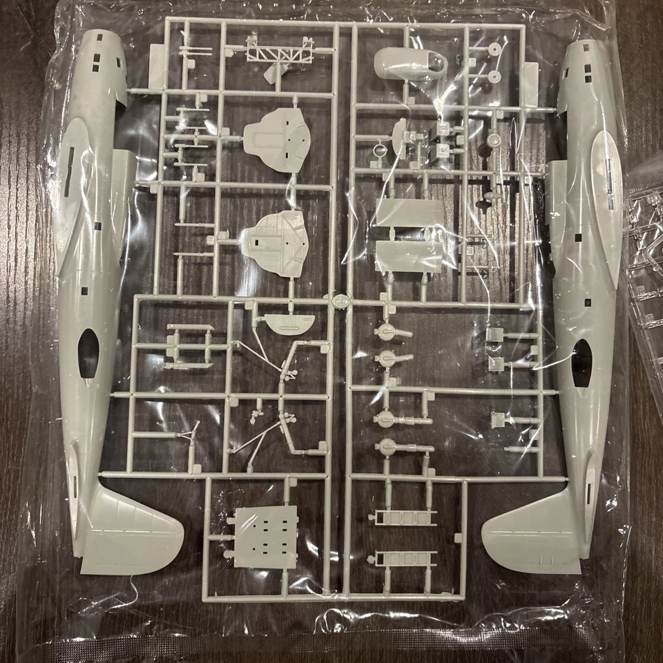 ACADEMY MINICRAFT No. 2106 B-17B FLYING FORTRESS 1:72 SCALE KIT - Image 3 of 4