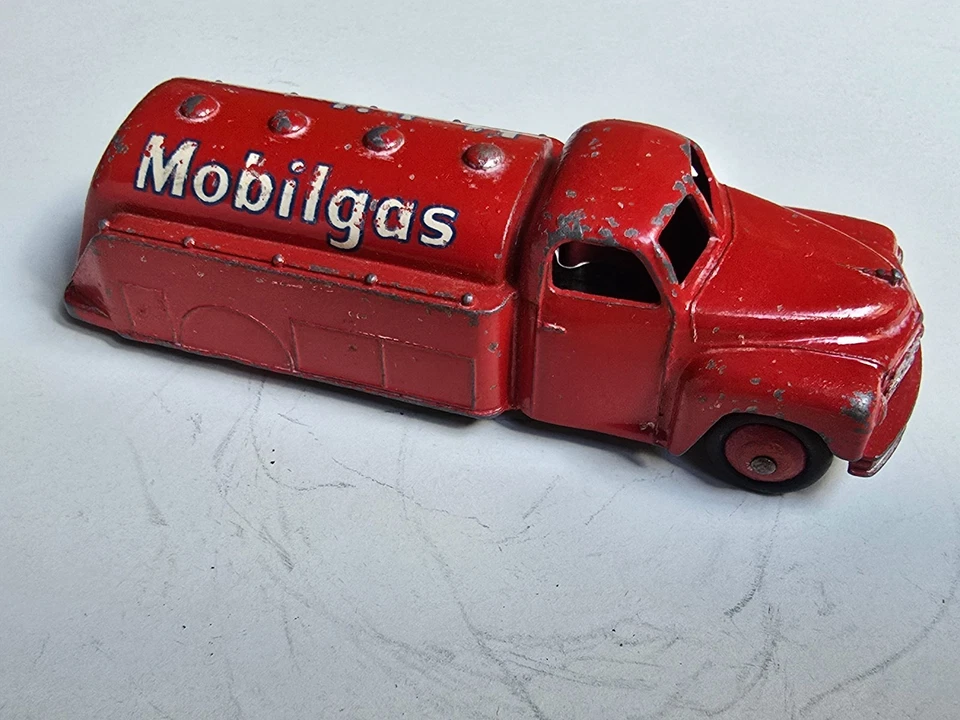 1/43 Dinky Toys  n. 30 Studebaker Petrol Tanker "Mobilgas" 1950 - Immagine 2 di 4