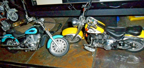 2 LOT Maisto 1/10 Honda Shadow Model Motorcycle & 1/9 Matchbox Fatboy Harley - Picture 2 of 8