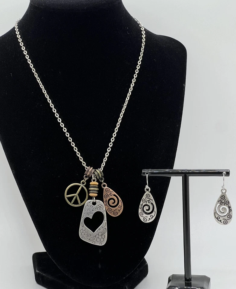 Conjunto de collar y pendientes perforados Lia Sophia “Day Dreamer” corazón de paz y remolinos Foto 2 de 4