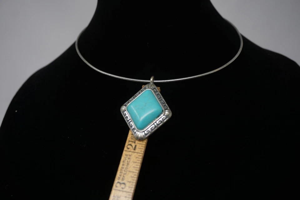 Gargantilla colgante en forma de diamante con collar de piedra Howlita turquesa Maire Foto 4 de 4