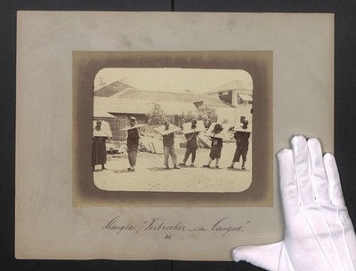 Fotografie William Saunders, Shanghai, chinesische Verbercher mit Holzkragen /  